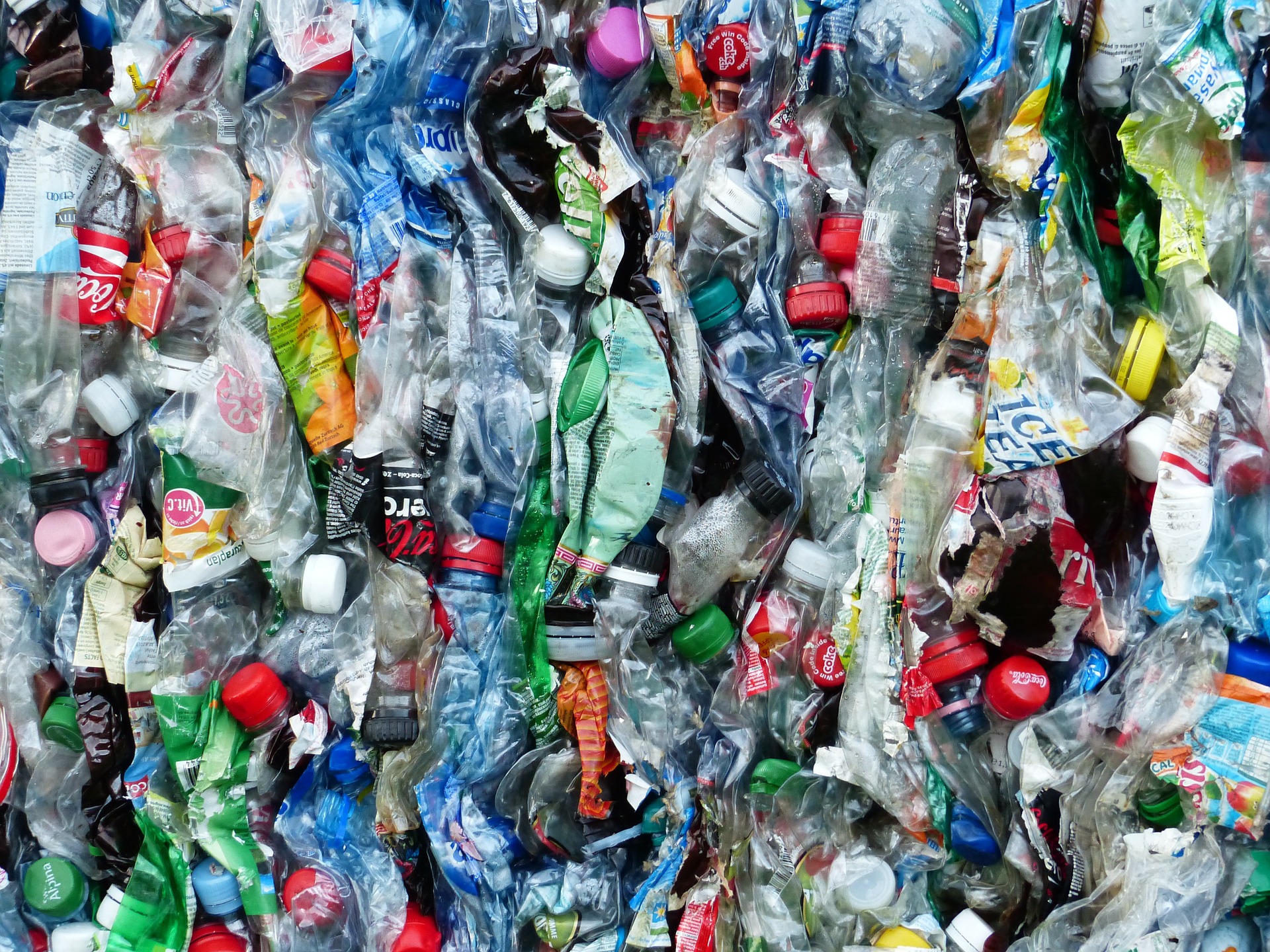 Ein Bild ausgefüllt mit leeren, zerquetschten Plastikflaschen